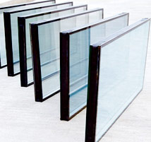 偉豪生產(chǎn)玻璃采用高自動(dòng)化的封膠設(shè)備，玻璃片間空氣高度干燥，密封效果好